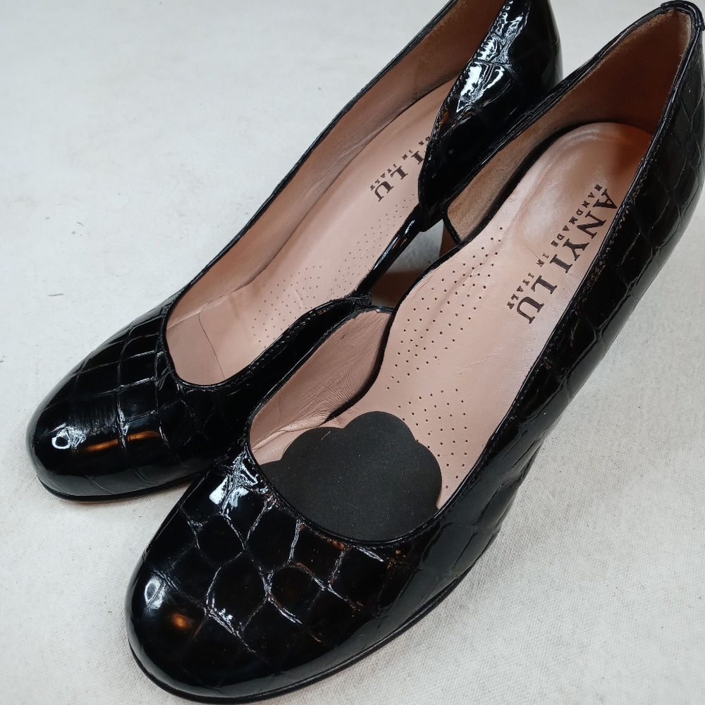 Anyi Lu SPICY Black Patent Pump Croc Embossed D'Or